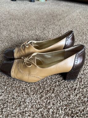 Anne Klein Size 9 Two-Tone Lace-Up Block Heel Pumps in Tan and Dark Brown